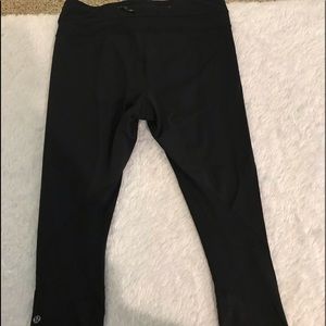 Black women’s Lululemon capri pants